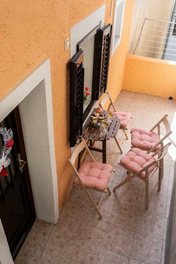 Apartman Verbenia Vrbnik Bagian luar foto