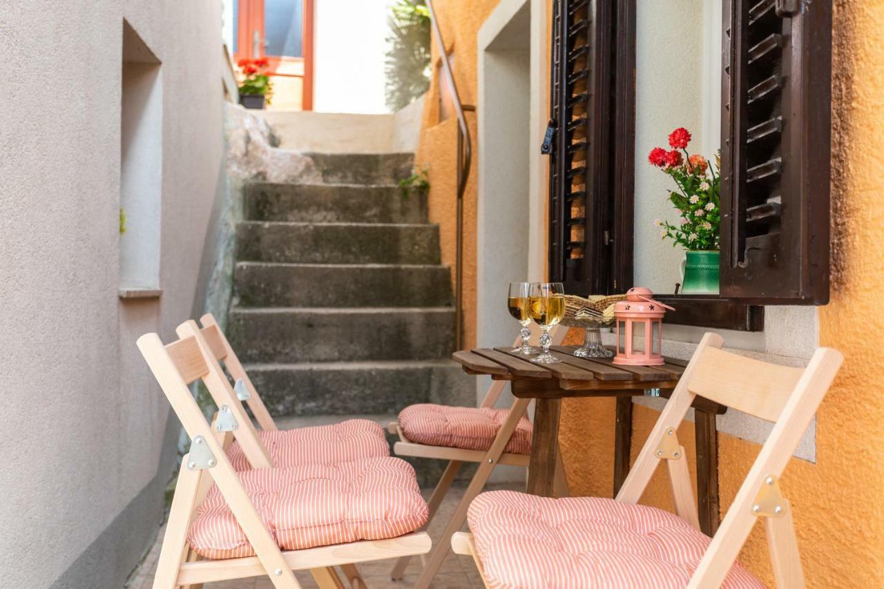Apartman Verbenia Vrbnik Bagian luar foto