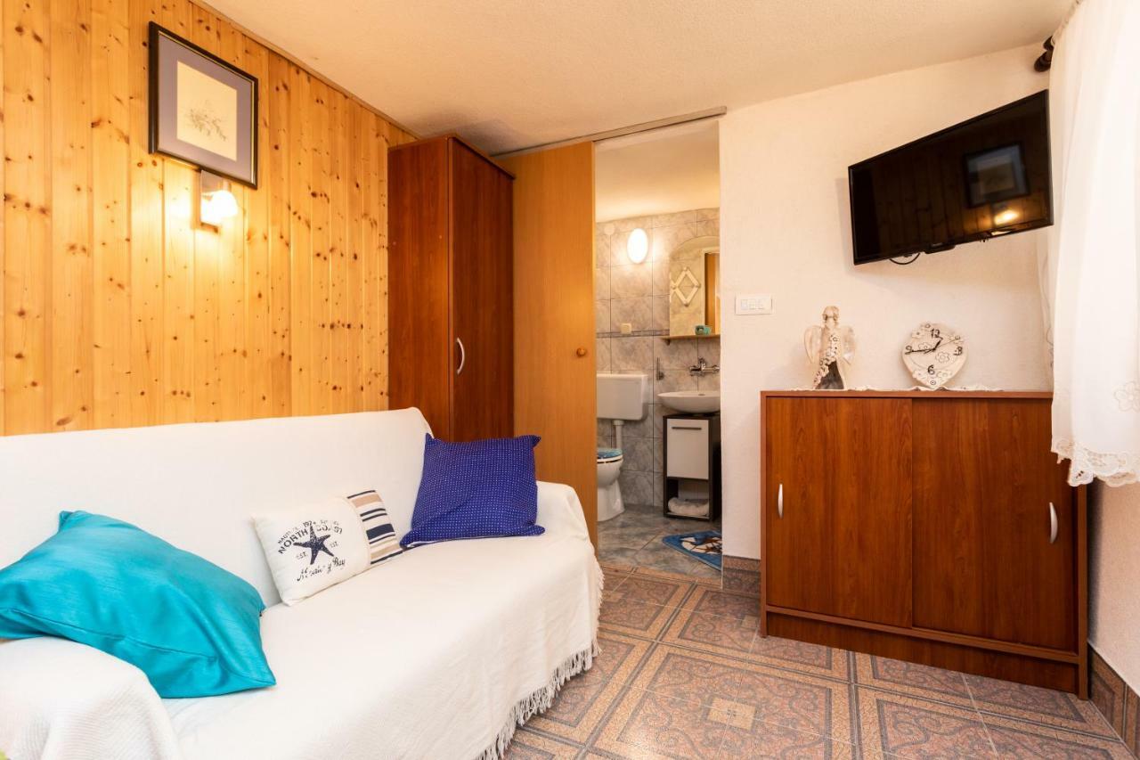 Apartman Verbenia Vrbnik Bagian luar foto
